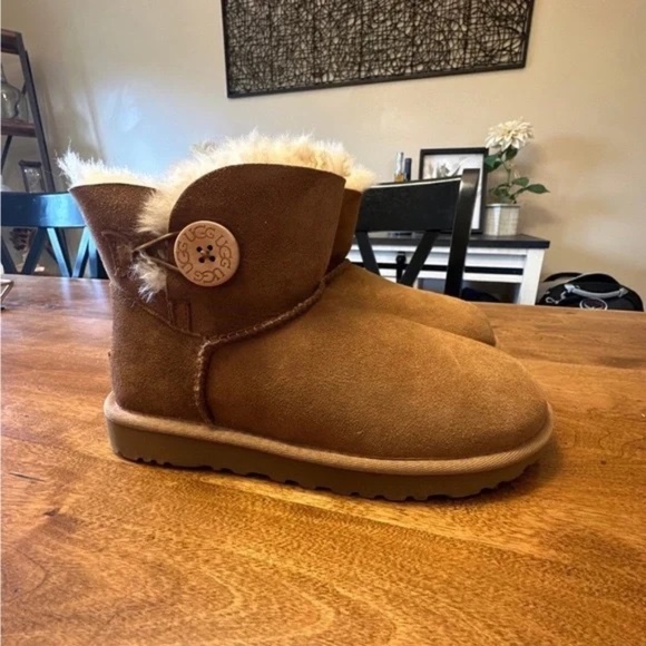 UGG Shoes - Excellent condition Ugg mini Bailey button. Size 7. Chestnut